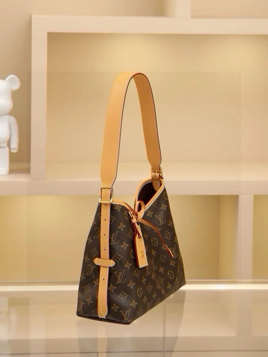 🔥 M46203 CarryAll Small Handbag crafted from Monogram canvas with leather trim, making it the perfect companion for urban living. Its spacious design features a neatly organized interior with a large inner pocket for added functionality. The Monogram canvas zippered clutch is secured with a leather strap, measuring 29.0 x 24.0 x 12.0 cm (L x H x W). - Image 2