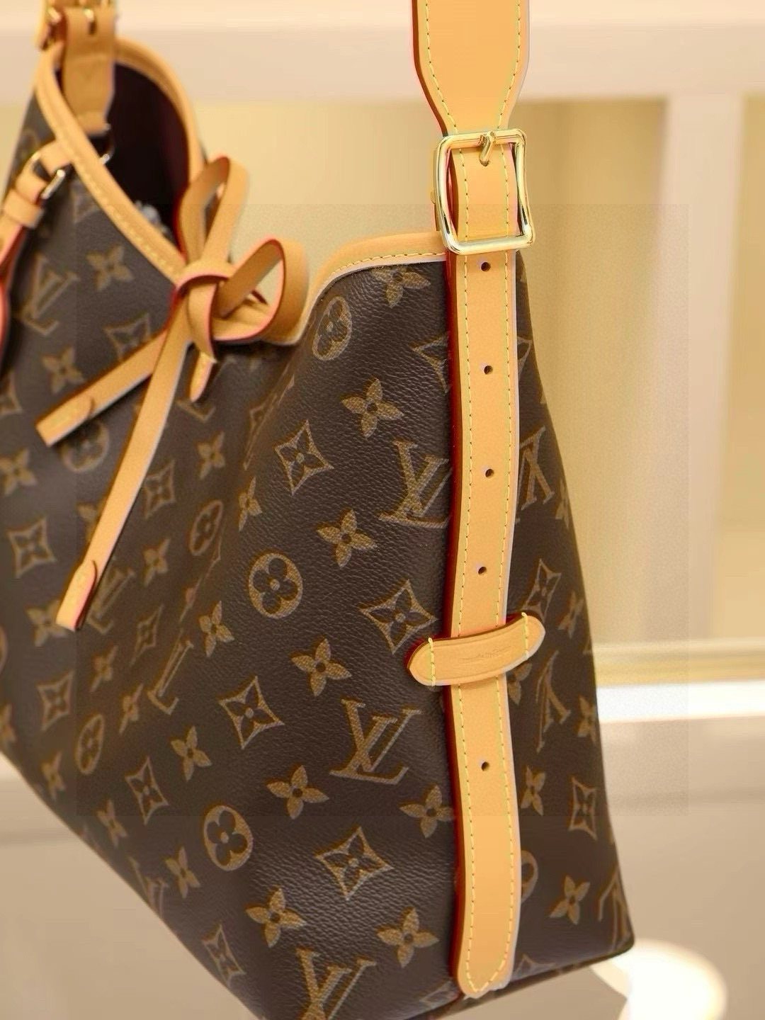 🔥 M46203 CarryAll Small Handbag crafted from Monogram canvas with leather trim, making it the perfect companion for urban living. Its spacious design features a neatly organized interior with a large inner pocket for added functionality. The Monogram canvas zippered clutch is secured with a leather strap, measuring 29.0 x 24.0 x 12.0 cm (L x H x W). - Image 6