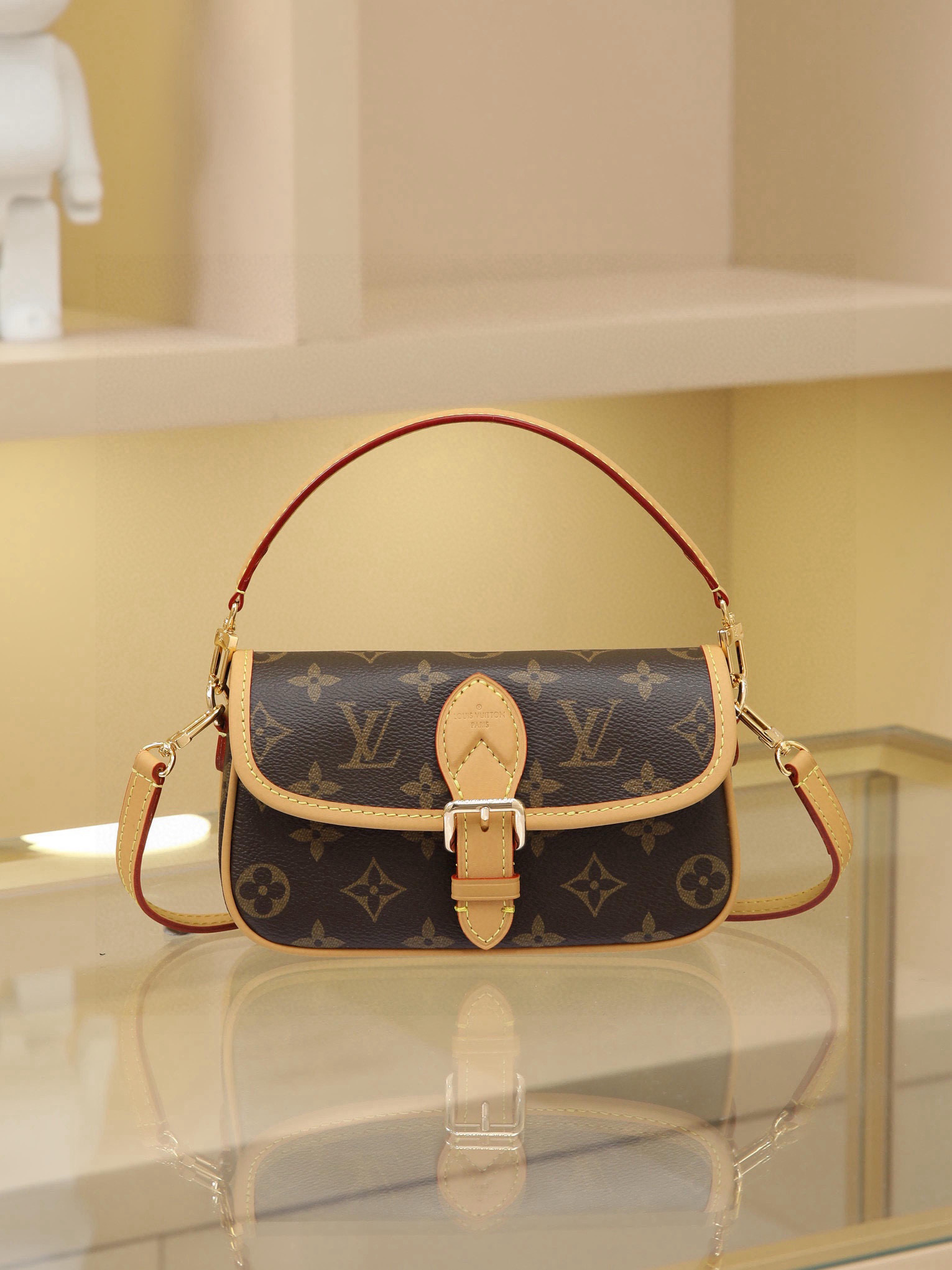 This Diane mini handbag features a Monogram canvas body with vintage elements like leather corners and a traditional clasp. A miniature version of the Diana model, it offers ample space for your phone and other essentials. It showcases the most distinctive details of the original design, such as the circular flap and belt closure. This versatile piece, perfect for day or night, features adjustable wings and a waist strap, both of which are removable.19 x 10.5 x 6 cm (L x H x W)
