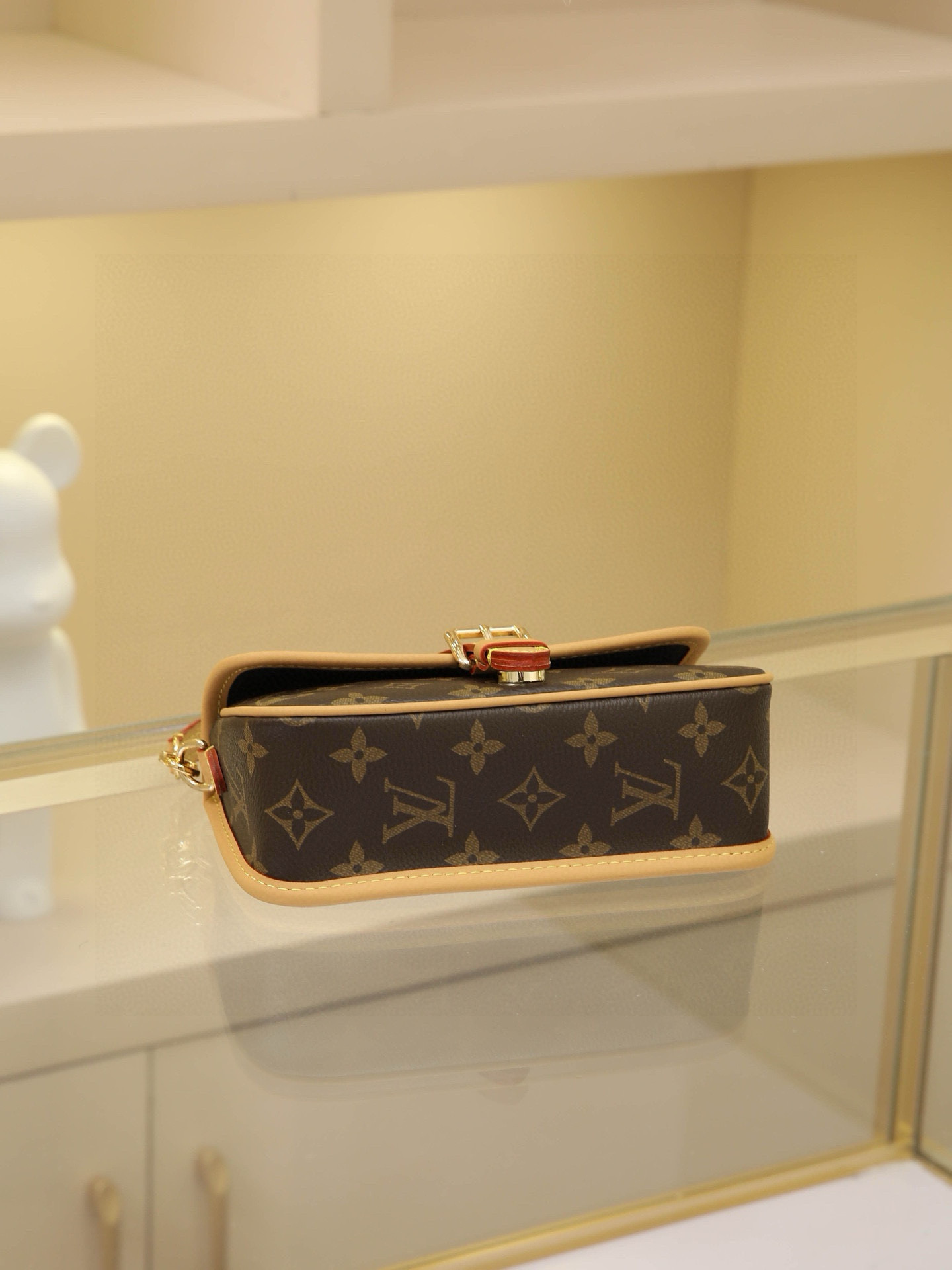 This Diane mini handbag features a Monogram canvas body with vintage elements like leather corners and a traditional clasp. A miniature version of the Diana model, it offers ample space for your phone and other essentials. It showcases the most distinctive details of the original design, such as the circular flap and belt closure. This versatile piece, perfect for day or night, features adjustable wings and a waist strap, both of which are removable.19 x 10.5 x 6 cm (L x H x W) - Image 4