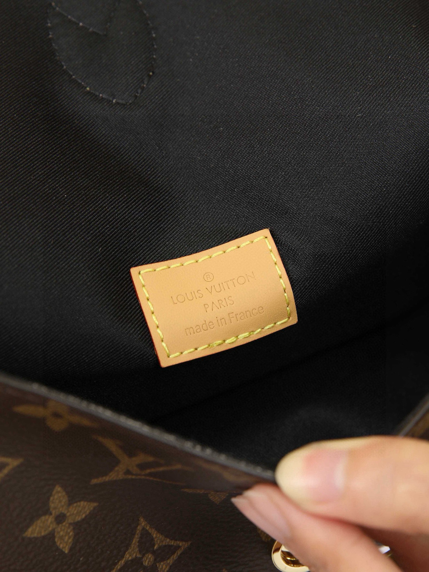 This Diane mini handbag features a Monogram canvas body with vintage elements like leather corners and a traditional clasp. A miniature version of the Diana model, it offers ample space for your phone and other essentials. It showcases the most distinctive details of the original design, such as the circular flap and belt closure. This versatile piece, perfect for day or night, features adjustable wings and a waist strap, both of which are removable.19 x 10.5 x 6 cm (L x H x W) - Image 9