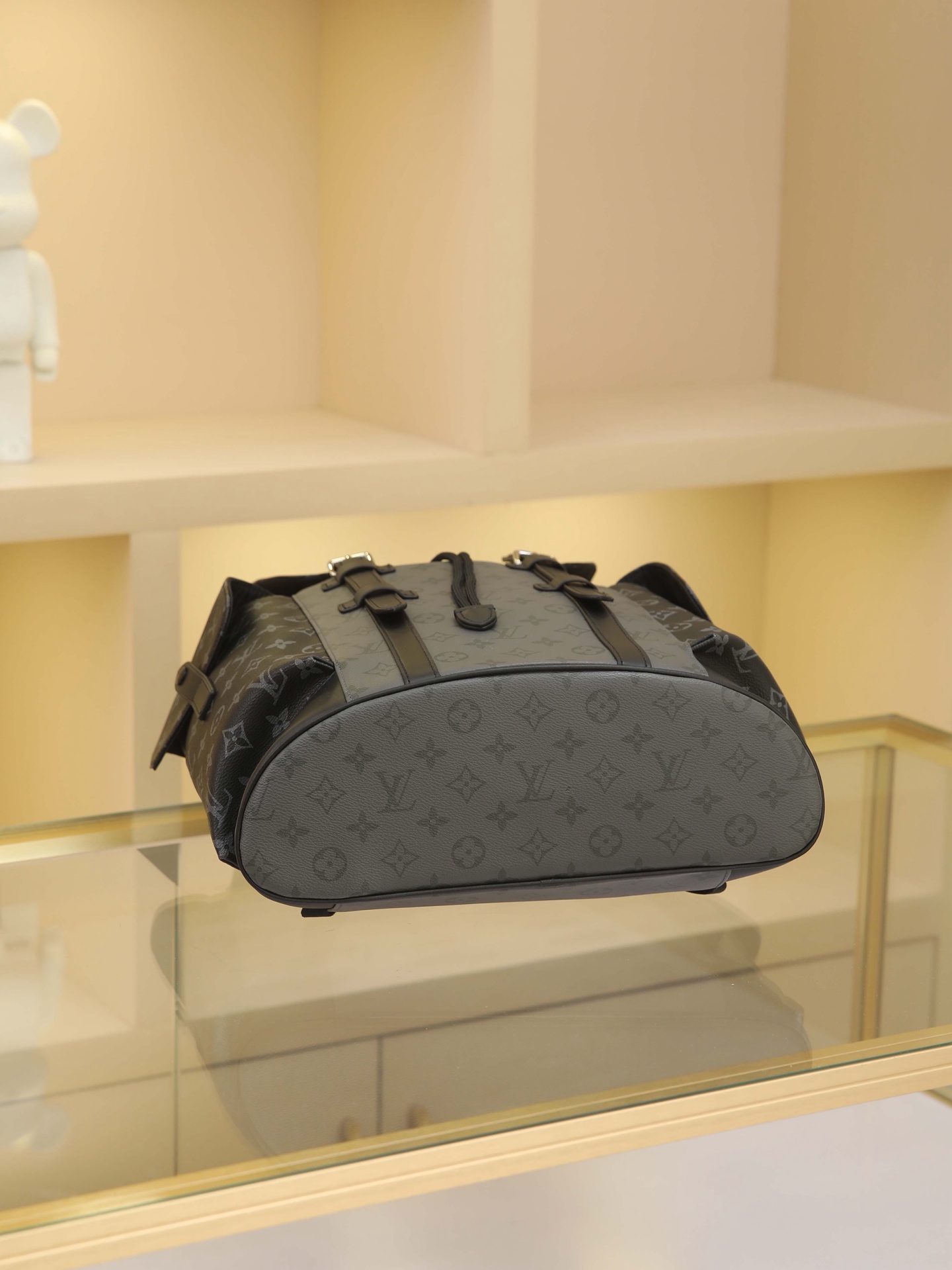 The compact backpack reinterprets the rugged, unpretentious spirit of a hiking pack in Monogram canvas. Its distinctive design seamlessly transitions between work and leisure, embodying a premium lifestyle. 41 x 47 x 13 cm (L x H x W) - Image 4