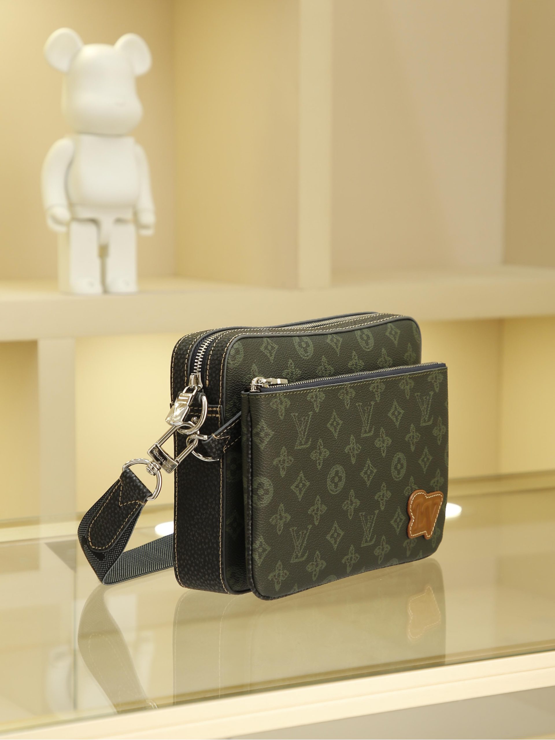 Men's Three-Piece Set Series Pochette Trio Messenger Bag Collection The Pochette Men's Three-in-One Handbag is crafted from two classic canvas fabrics. Its signature tonal gray pattern accentuates the lines of this versatile patchwork design. Beyond serving as a traditional crossbody bag, it includes a detachable zippered pouch and a coin purse attached to the shoulder strap. Size: 25x18x4cm - Image 2