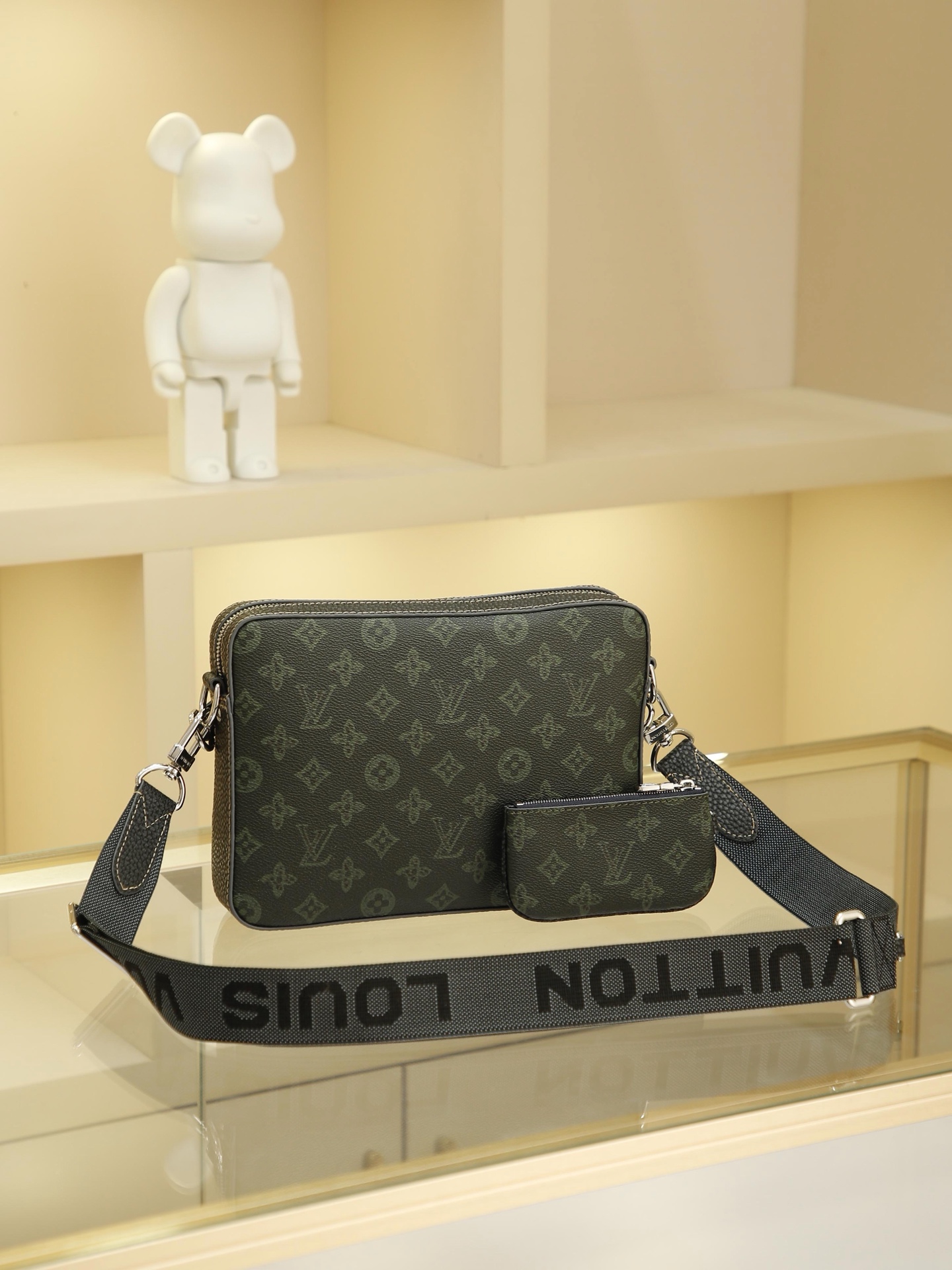 Men's Three-Piece Set Series Pochette Trio Messenger Bag Collection The Pochette Men's Three-in-One Handbag is crafted from two classic canvas fabrics. Its signature tonal gray pattern accentuates the lines of this versatile patchwork design. Beyond serving as a traditional crossbody bag, it includes a detachable zippered pouch and a coin purse attached to the shoulder strap. Size: 25x18x4cm - Image 3