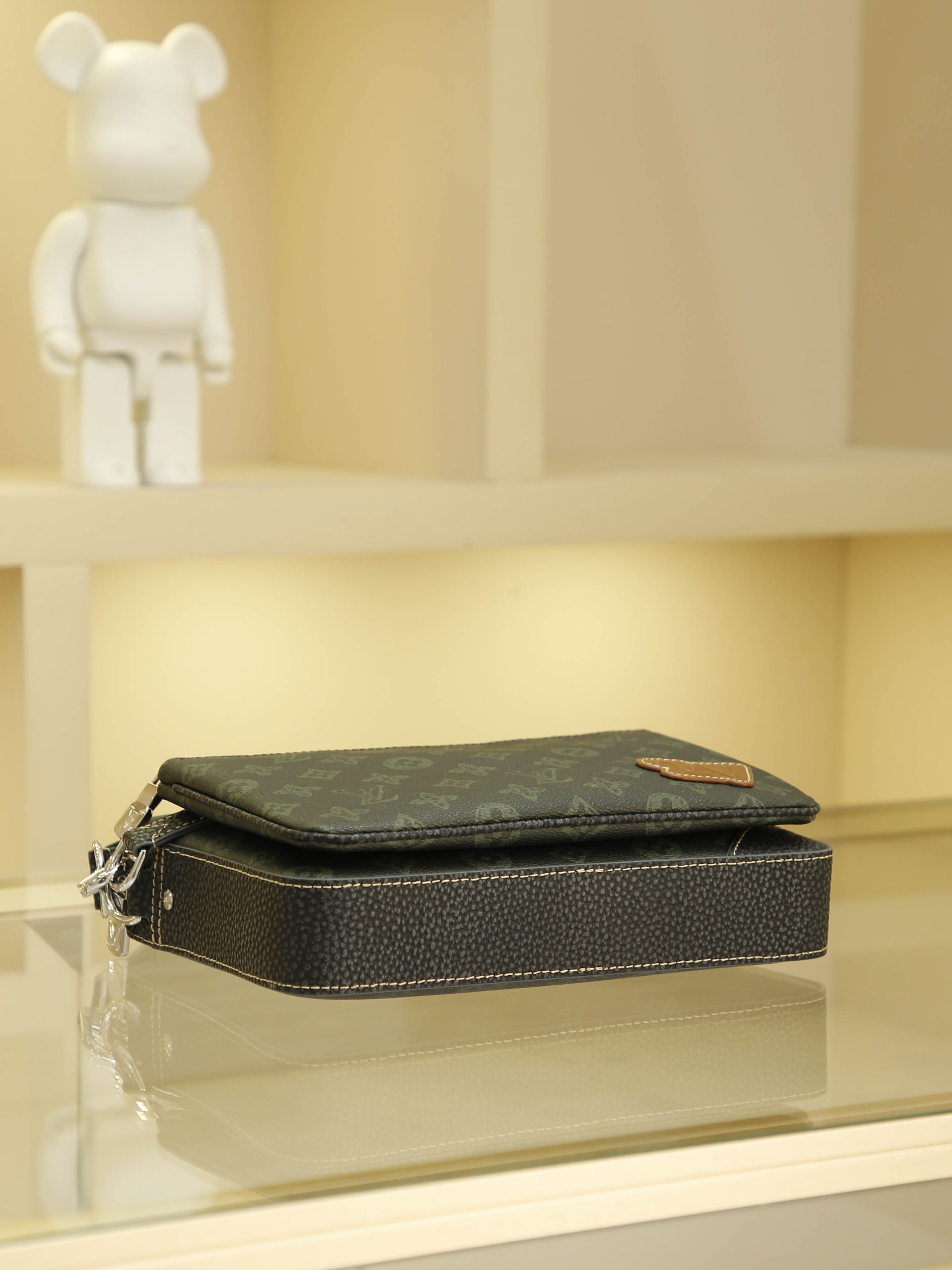 Men's Three-Piece Set Series Pochette Trio Messenger Bag Collection The Pochette Men's Three-in-One Handbag is crafted from two classic canvas fabrics. Its signature tonal gray pattern accentuates the lines of this versatile patchwork design. Beyond serving as a traditional crossbody bag, it includes a detachable zippered pouch and a coin purse attached to the shoulder strap. Size: 25x18x4cm - Image 4