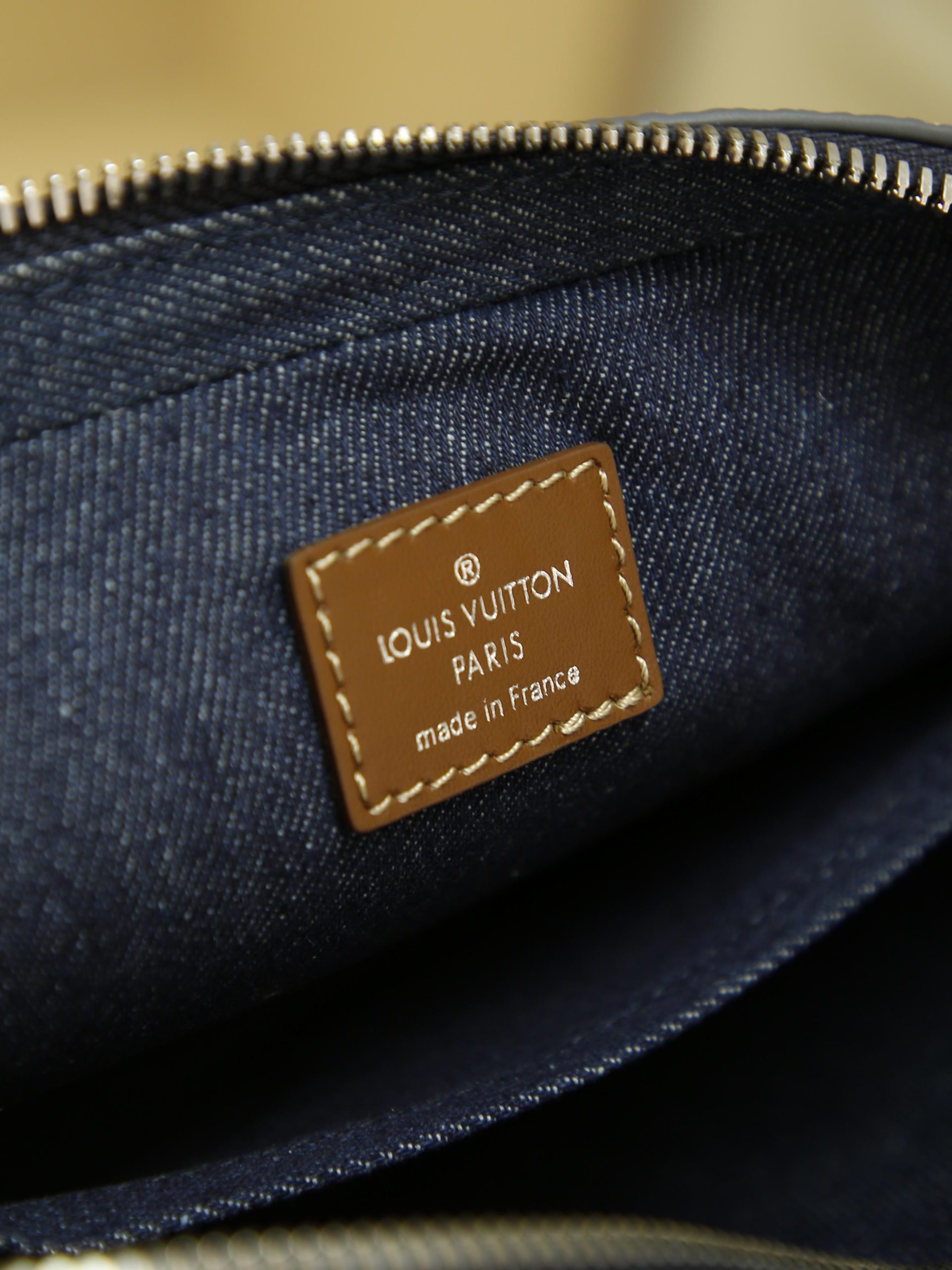 Men's Three-Piece Set Series Pochette Trio Messenger Bag Collection The Pochette Men's Three-in-One Handbag is crafted from two classic canvas fabrics. Its signature tonal gray pattern accentuates the lines of this versatile patchwork design. Beyond serving as a traditional crossbody bag, it includes a detachable zippered pouch and a coin purse attached to the shoulder strap. Size: 25x18x4cm - Image 9