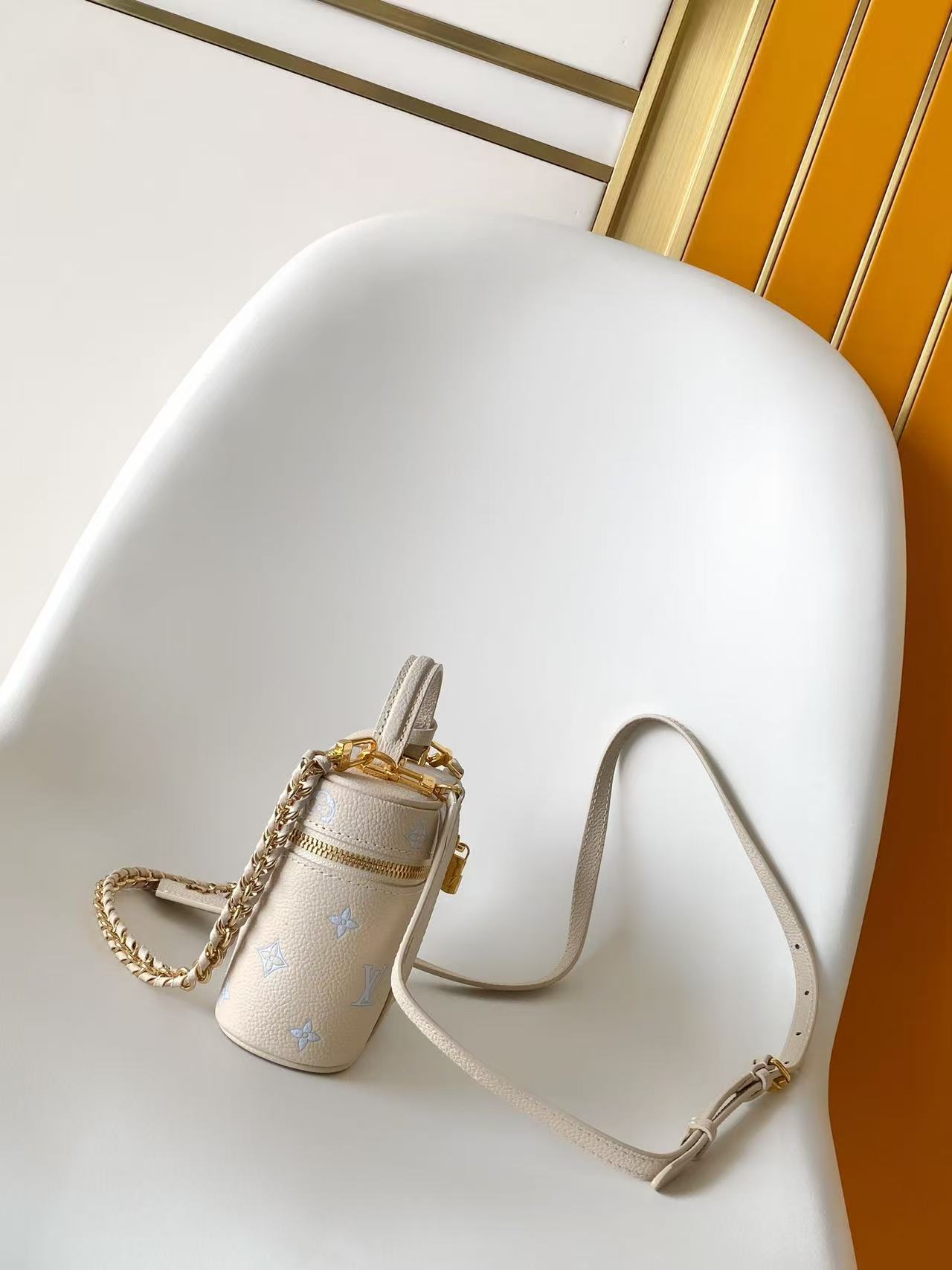 The p620 Full Leather Chain Pouch draws inspiration from Louis Vuitton's iconic trunk designs, distilling the brand's travel spirit.Crafted from Monogram Empreinte leather in an elegant hue, it features an LV Monogram padlock for signature branding. The detachable shoulder strap and chain offer versatile carrying options, effortlessly accommodating small essentials like a compact wallet or sunglasses. Dimensions: 11.5 x 6.5 x 19 cm (H x W x L) - Image 2