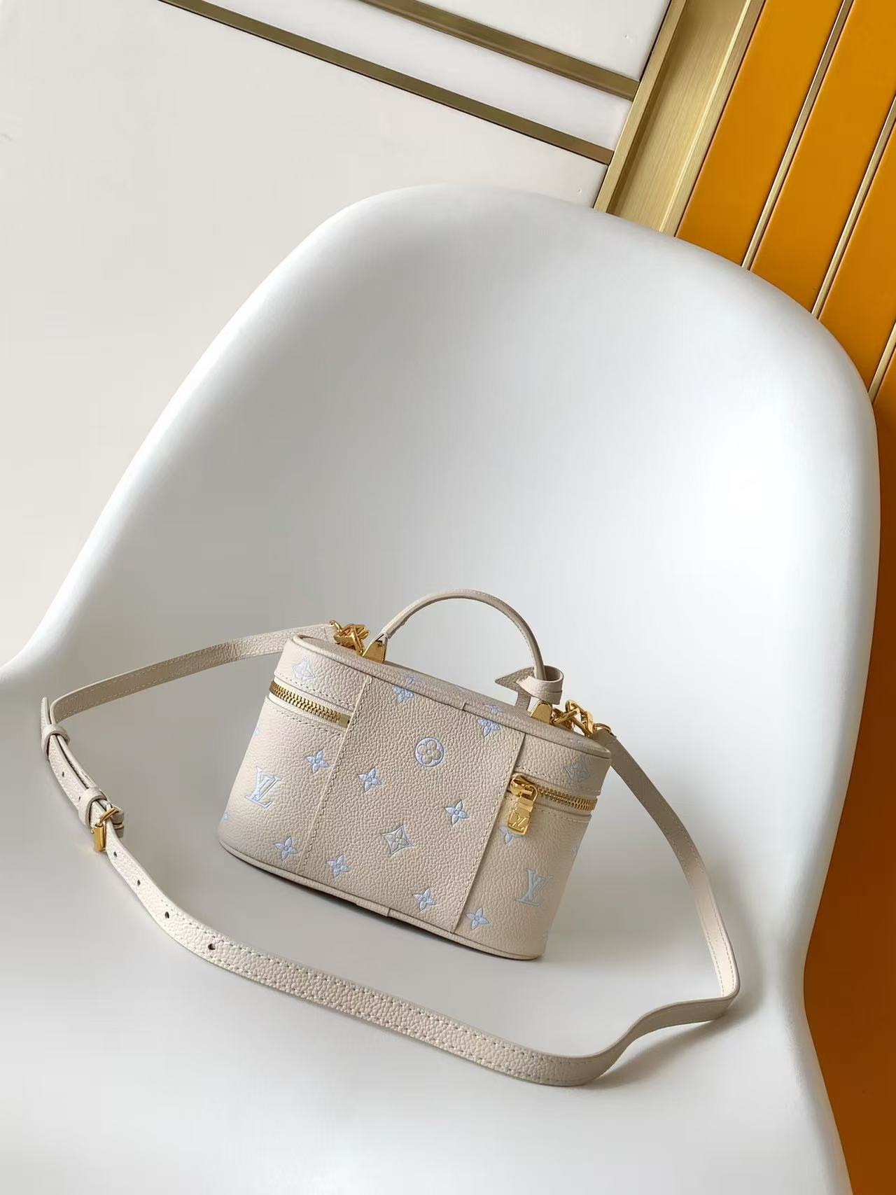 The p620 Full Leather Chain Pouch draws inspiration from Louis Vuitton's iconic trunk designs, distilling the brand's travel spirit.Crafted from Monogram Empreinte leather in an elegant hue, it features an LV Monogram padlock for signature branding. The detachable shoulder strap and chain offer versatile carrying options, effortlessly accommodating small essentials like a compact wallet or sunglasses. Dimensions: 11.5 x 6.5 x 19 cm (H x W x L) - Image 3