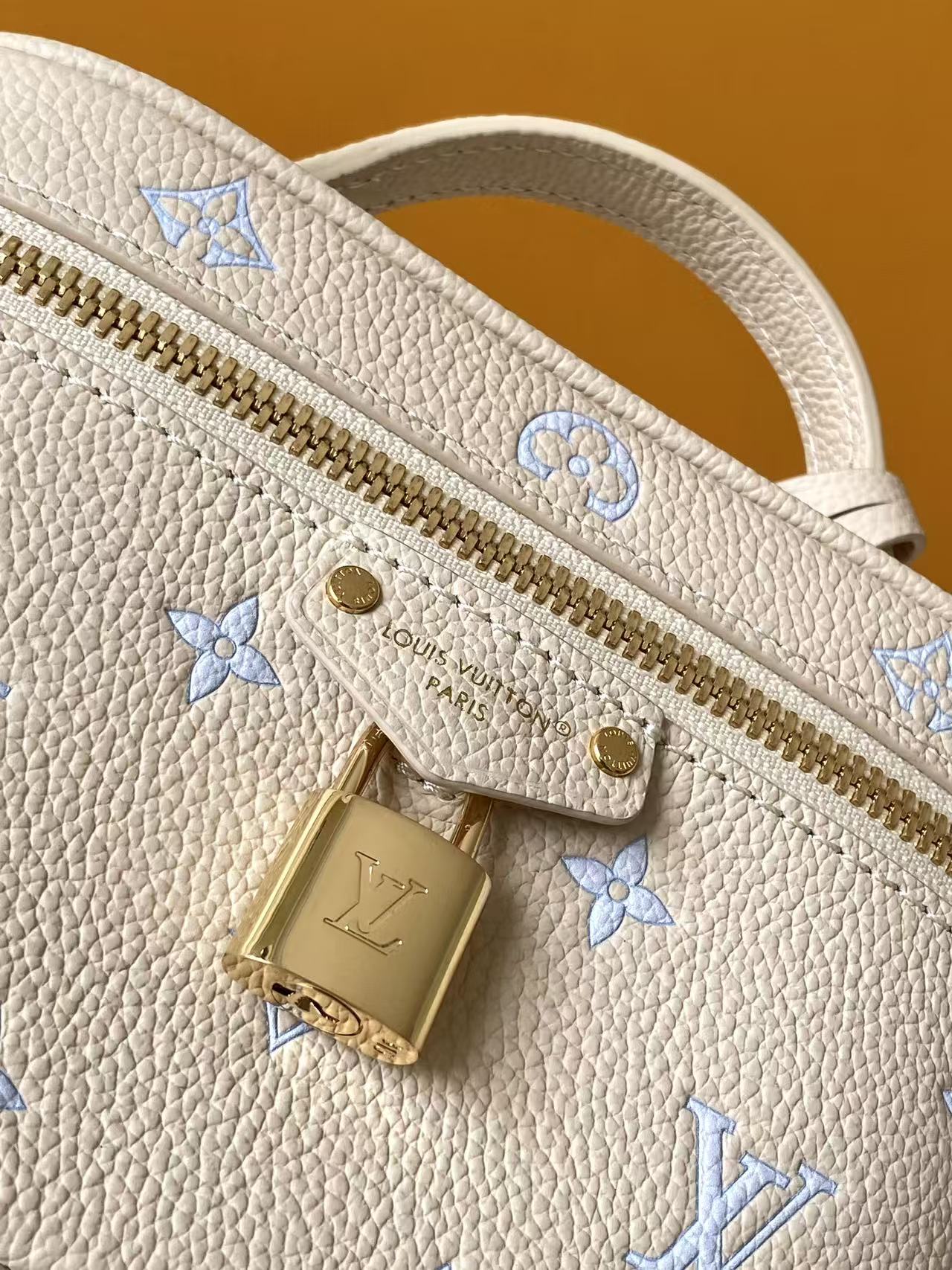 The p620 Full Leather Chain Pouch draws inspiration from Louis Vuitton's iconic trunk designs, distilling the brand's travel spirit.Crafted from Monogram Empreinte leather in an elegant hue, it features an LV Monogram padlock for signature branding. The detachable shoulder strap and chain offer versatile carrying options, effortlessly accommodating small essentials like a compact wallet or sunglasses. Dimensions: 11.5 x 6.5 x 19 cm (H x W x L) - Image 5