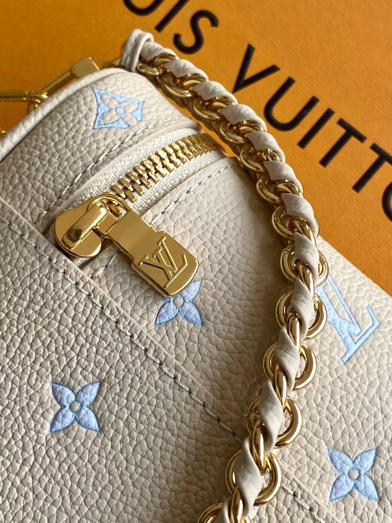 The p620 Full Leather Chain Pouch draws inspiration from Louis Vuitton's iconic trunk designs, distilling the brand's travel spirit.Crafted from Monogram Empreinte leather in an elegant hue, it features an LV Monogram padlock for signature branding. The detachable shoulder strap and chain offer versatile carrying options, effortlessly accommodating small essentials like a compact wallet or sunglasses. Dimensions: 11.5 x 6.5 x 19 cm (H x W x L) - Image 7