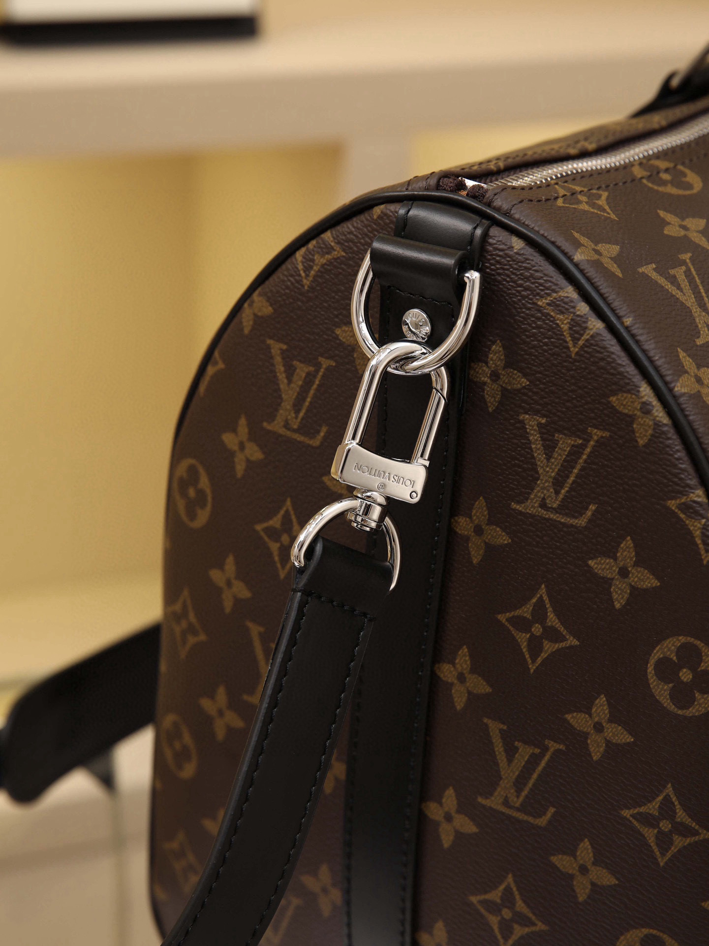 Leather Briefcase Spacious capacity, versatile use. Durable and reliable. Stylish design, mature and sophisticated. Features secure dual zippers and a padlock, making it ideal for business or leisure. Dimensions: 45 × 27 × 20 cm - Image 6