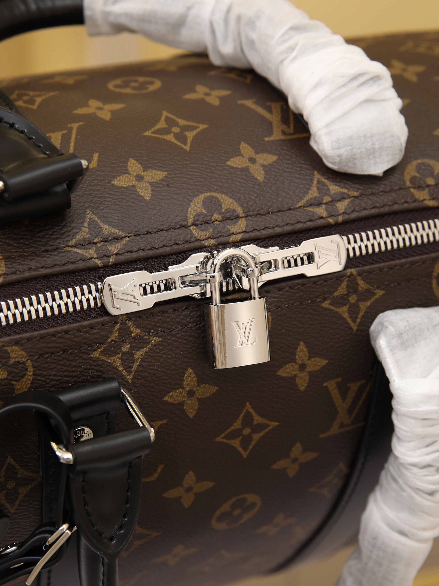 Leather Briefcase Spacious capacity, versatile use. Durable and reliable. Stylish design, mature and sophisticated. Features secure dual zippers and a padlock, making it ideal for business or leisure. Dimensions: 45 × 27 × 20 cm - Image 8