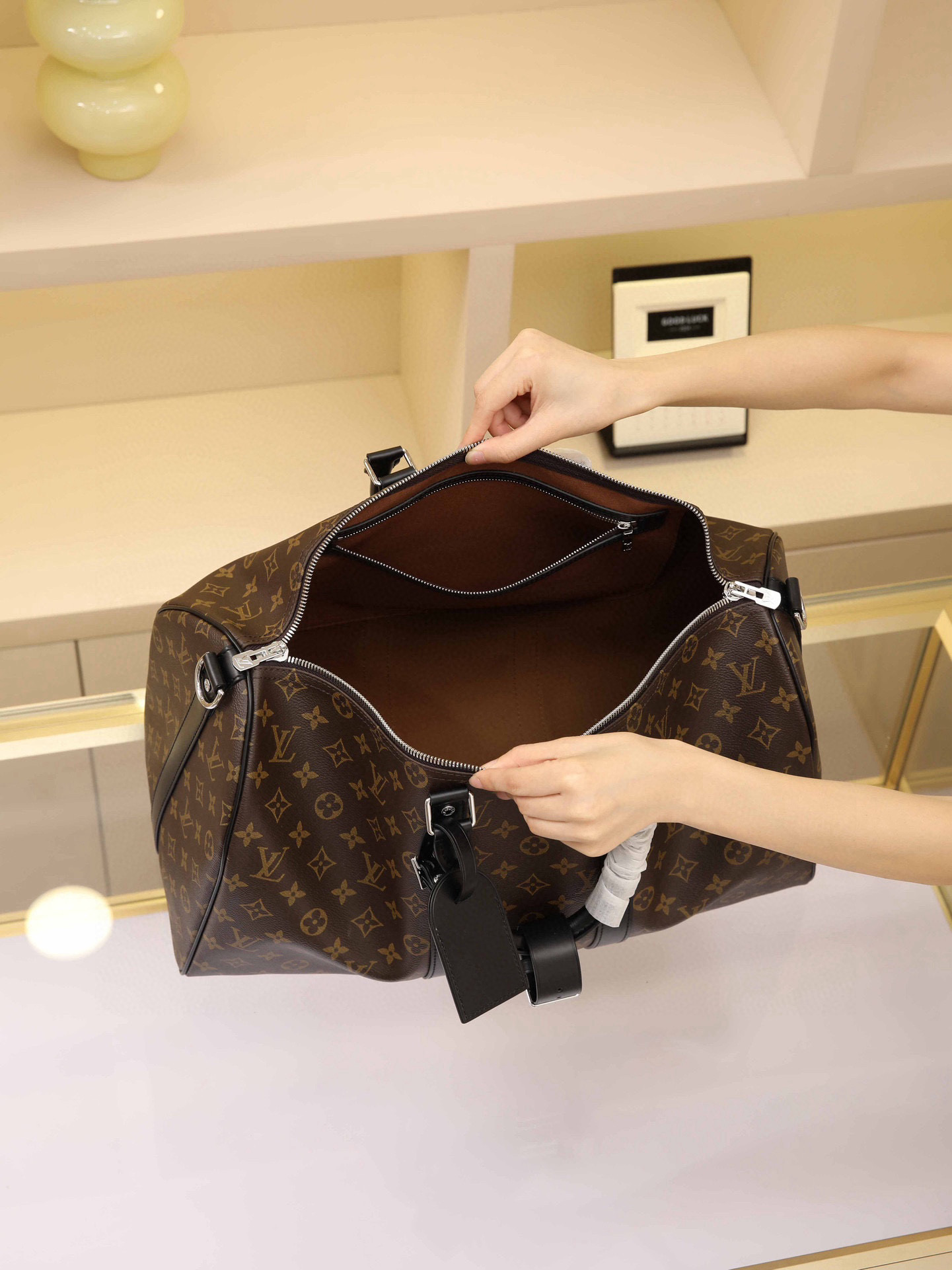 Leather Briefcase Spacious capacity, versatile use. Durable and reliable. Stylish design, mature and sophisticated. Features secure dual zippers and a padlock, making it ideal for business or leisure. Dimensions: 45 × 27 × 20 cm - Image 9