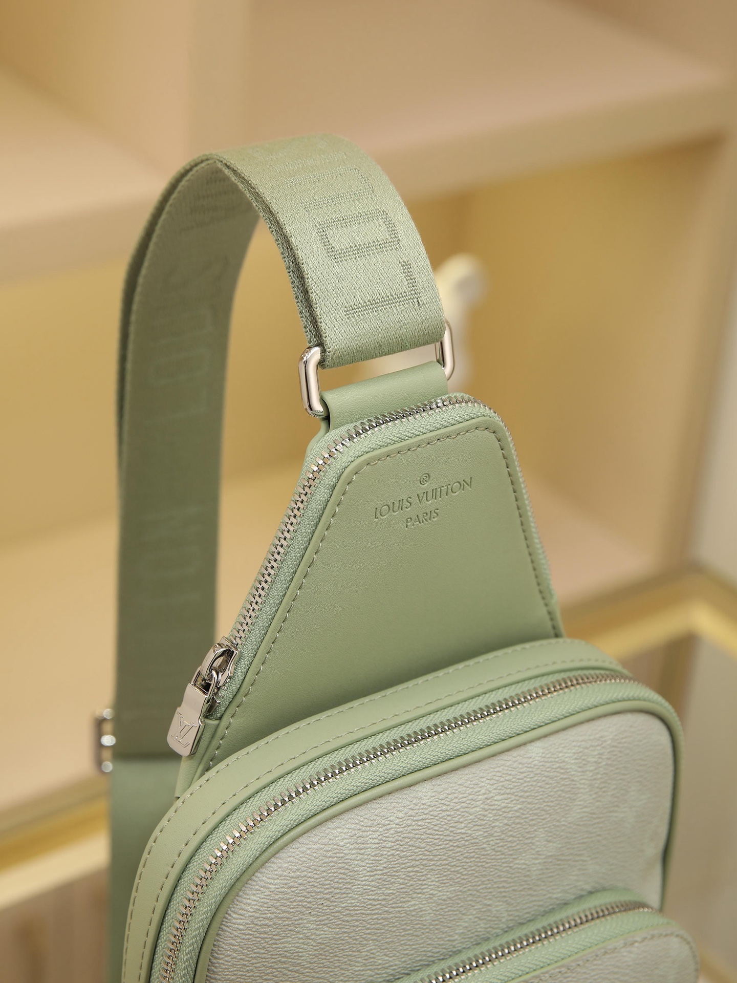 This Avenue crossbody bag in Damier Graphite canvas is the perfect companion for urban living: compact and stylish, it exudes a relaxed, unrestrained attitude.Features an adjustable shoulder strap for comfortable wear on either shoulder. Ergonomic design enhances carrying comfort. Dual zipper closure ensures secure storage for valuables. Dimensions: 20*31*7cm-9158065 - Image 6