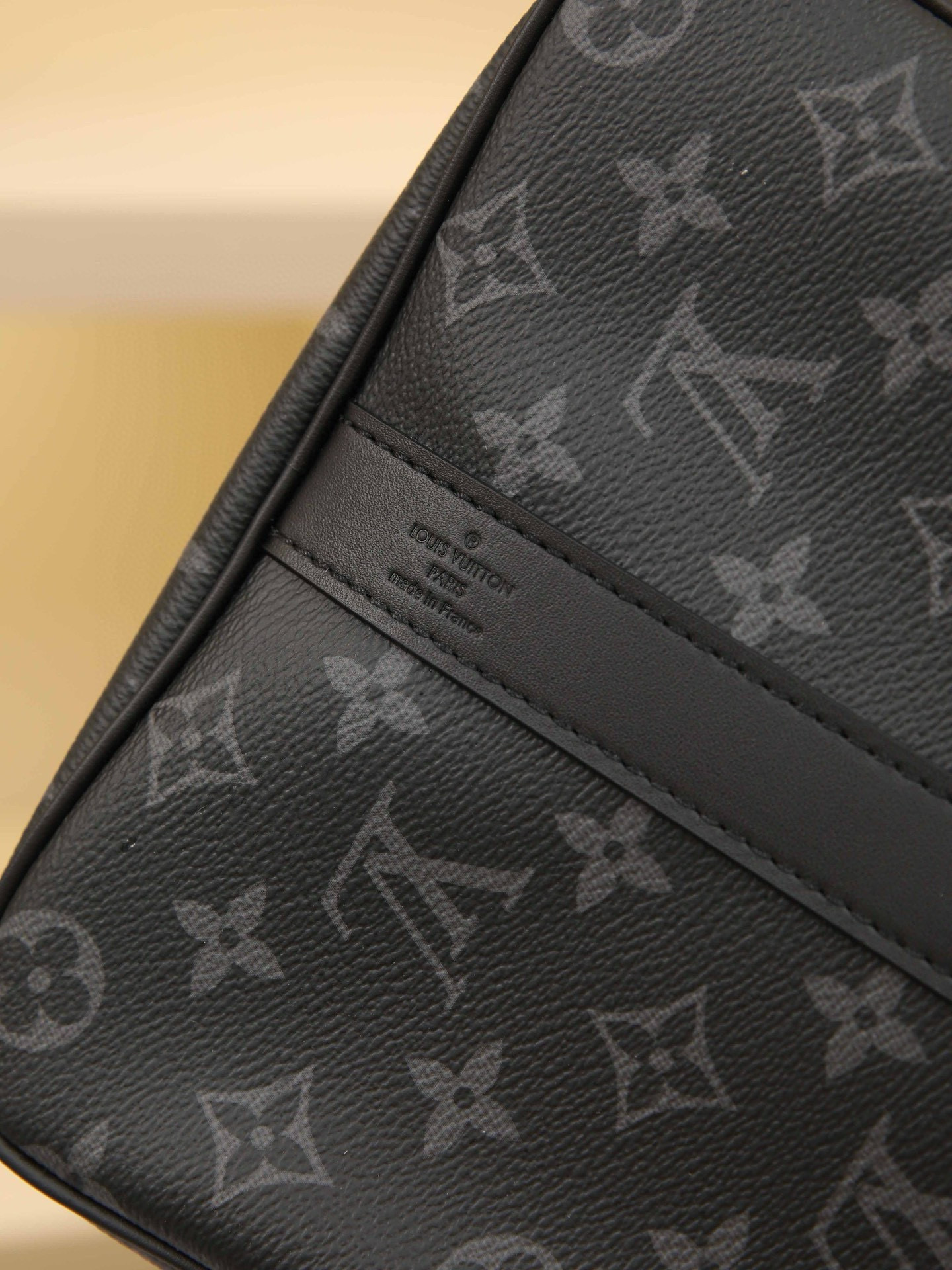 Black Floral Spacious capacity, versatile use. Durable and reliable. Stylish yet mature and steady. Features secure dual zippers and a padlock, making it ideal for business or leisure. Dimensions: 45 × 27 × 20 cm - Image 8