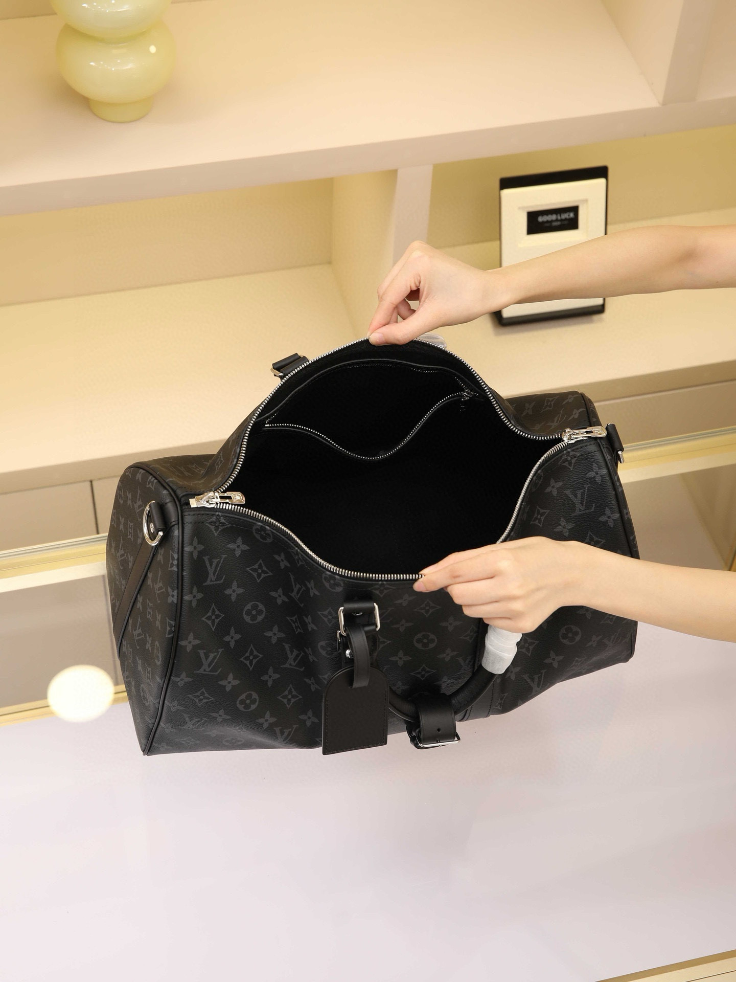 Black Floral Spacious capacity, versatile use. Durable and reliable. Stylish yet mature and steady. Features secure dual zippers and a padlock, making it ideal for business or leisure. Dimensions: 45 × 27 × 20 cm - Image 9