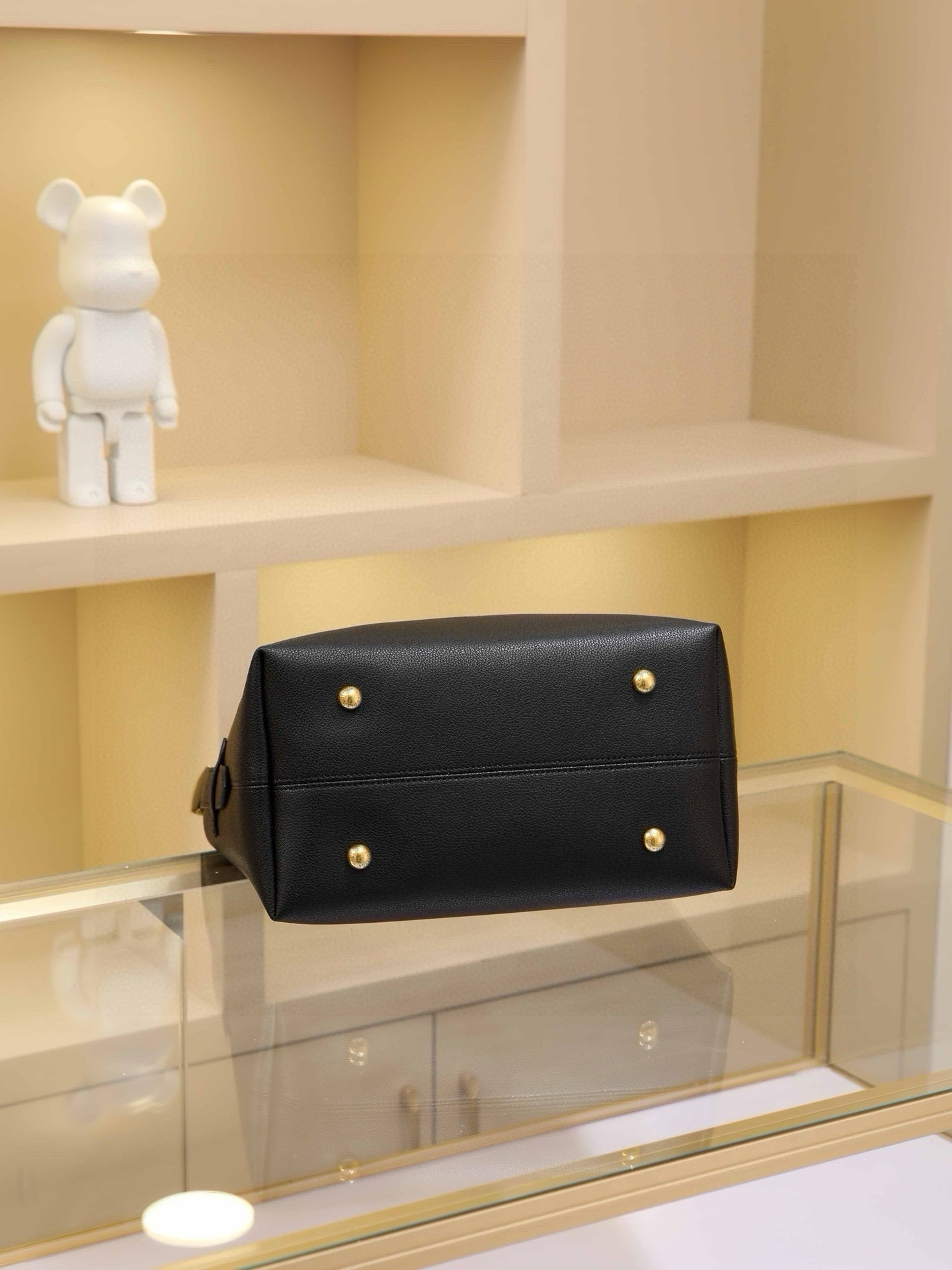 Low Key Hobo Medium Handbag Crafted from supple cowhide leather with clean, understated lines, this piece features a suede lining that exudes contemporary flair, showcasing the brand's masterful craftsmanship. An adjustable shoulder strap is accented with a signature padlock, while ample interior space easily accommodates daily essentials like a laptop. Dimensions: 31.0 x 35.0 x 18.0 cm - Image 5