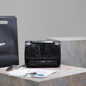 【Genuine Leather】Small Size 22cm_#Black Silver Chain# The new version of Niki is more practical, featuring an additional D-ring on each side compared to the original design. This extra manufacturing step enhances its load-bearing capacity! Genuine Leather P950 【Matching Packaging】 Model: 633151 Genuine Leather Dimensions: 22×16.5×12cm