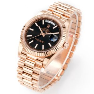 Alternative view of PPM Mods Weighted DD - Ceiling-Level 'Rolex DD Day-Date' PPM's replica redefines the weighted DD version, featuring genuine original molds for strap color, dial color, watch weight, and thickness. The strap incorporates ceramic tubes compatible with authentic models—this is not a compromised replica, but a comprehensive leap in materials and craftsmanship!Rejecting "market-grade" imitations, every gram of weight (precise 209g-212g) and every millimeter of thickness fights for the dignity of the original. Bracelet: Authentic 3mm thickness Weight: Approx. 107g (non-extended) 🈚 Ceramic tube version ±1-2g.Case: Original thickness: 12.3mm (non-thickened) Weight: Original 3255: 102g; Optional 2836: ±1g. Full series total weight: 209g-212g. ⚠️"Excludes diamond bezel models." Authentic thickness achieved through monolithic forging of high-density aerospace-grade military alloy, hardness rivaling 18K gold!Exclusive vacuum ion-plated gold technology delivers a luster infinitely close to 18K gold's signature warm texture, offering scratch resistance and durability. Precisely replicates every link's shape, thickness, and curvature of the genuine strap. Dial: Features original-grade raised ink, matching the top-tier dial craftsmanship of the factory. Sharp hands, full hour markers, and uniform luminescence.Movement options: Premium Edition 2836 or 3255 integrated movement (±72-hour power reserve) available for your selection!