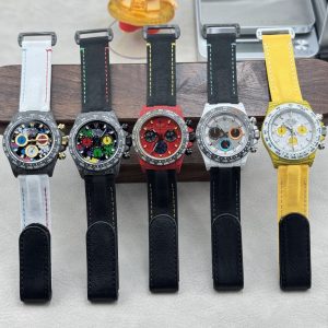 TW Factory ROLEX Cosmograph Daytona Carbon Fiber Custom Edition. This timepiece offers lightweight comfort while maintaining a robust exterior. Each watch features a uniquely patterned carbon fiber material. 【Case】 Dimensions of 40x12.4mm perfectly match the original. TW Factory masterfully crafts the distinctive character of carbon fiber Rolex watches.Exclusively in the market, the entire case, bezel, and caseback are crafted from high-composite carbon fiber and ultra-bright luminous powder. Details undergo hand-finished chamfering and polishing for exceptional texture. 【Bracelet Clasp】The strap features a hand-woven synthetic fiber band, offering breathable comfort and soft texture. 【Movement】Equipped with the latest precise and mature Shanghai 4130 movement, it perfectly delivers powerful functionality—the ultimate value for money!!!