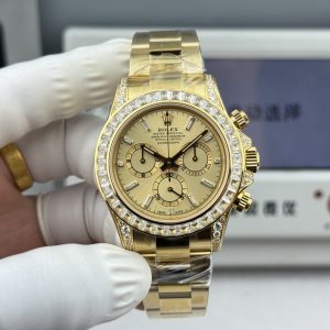 『N+ Factory Daytona』"Hidden Edition" Entry Level: Features built-in Dandong 7750 movement (adjustable for forward/backward time setting). Diamond-set Daytona model at 12.2mm thickness! Perfect 1:1 replica of the original mold!!! Rolex - Daytona Dimensions: 40mm × 12.2mm / Vintage 12.4mm Functions: Hours, Minutes, Seconds, Chronograph Display Movement: 7750 Integrated Caliber "Adjustable for Forward/Reverse" Power Reserve: 72 Hours Crystal:Super Crystal natural sapphire crystal Dial: Original custom dial, high-quality materials: 904L stainless steel case, authentic quick-release lugs (not generic factory-made one-piece cases) Bracelet: AR Factory steel bracelet, quality guaranteed Bezel: Dedicated ceramic bezel with platinum-plated coating Luminescence: Swiss luminous paint, ultra-bright night glow Water Resistance: 100 meters   1.The thickness of the Daytona watch is 12.2mm for the latest 2024 model and 12.4mm for older versions. Other market versions use counterfeit 7750 movement plates, achieving reduced thickness by flattening the pin bar. This results in extremely poor stability and cannot match the authenticity of the genuine product.    2. Integrated movement with engraved and electroplated fonts on the back for enhanced brightness.    3. Steel bracelet sourced from the original AR factory. Additionally, the clasp dimensions have been further optimized.    4. Case back now features enhanced polishing, brighter finish, and refined bezel curvature.    5. Hands upgraded by Buff Factory: all three small seconds hands and the large seconds hand are individually crafted with solid ferrules, featuring mushroom-shaped tips.    6. Ceramic bezel upgraded with platinum-plated lettering to prevent discoloration, featuring enhanced font thickness.    7. Dial matches the latest white version, crafted with Swiss ink and Korean ceramic polishing for a rich, pure milky white finish indistinguishable from the original. Eliminates the "dead white" discoloration common in previous market versions.    8. Each hour marker is individually CNC-machined and hand-polished at the edges. Luminescence uses Swiss phosphorescent powder matching the genuine product's color. The final effect delivers the closest market approximation to the original's luminous visual. 9. Features fully transparent sapphire crystal with no visible edges. N+ continues to deliver premium craftsmanship.