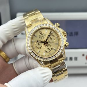 Alternative view of 『N+ Factory Daytona』"Hidden Edition" Entry Level: Features built-in Dandong 7750 movement (adjustable for forward/backward time setting). Diamond-set Daytona model at 12.2mm thickness! Perfect 1:1 replica of the original mold!!! Rolex - Daytona Dimensions: 40mm × 12.2mm / Vintage 12.4mm Functions: Hours, Minutes, Seconds, Chronograph Display Movement: 7750 Integrated Caliber "Adjustable for Forward/Reverse" Power Reserve: 72 Hours Crystal:Super Crystal natural sapphire crystal Dial: Original custom dial, high-quality materials: 904L stainless steel case, authentic quick-release lugs (not generic factory-made one-piece cases) Bracelet: AR Factory steel bracelet, quality guaranteed Bezel: Dedicated ceramic bezel with platinum-plated coating Luminescence: Swiss luminous paint, ultra-bright night glow Water Resistance: 100 meters   1.The thickness of the Daytona watch is 12.2mm for the latest 2024 model and 12.4mm for older versions. Other market versions use counterfeit 7750 movement plates, achieving reduced thickness by flattening the pin bar. This results in extremely poor stability and cannot match the authenticity of the genuine product.    2. Integrated movement with engraved and electroplated fonts on the back for enhanced brightness.    3. Steel bracelet sourced from the original AR factory. Additionally, the clasp dimensions have been further optimized.    4. Case back now features enhanced polishing, brighter finish, and refined bezel curvature.    5. Hands upgraded by Buff Factory: all three small seconds hands and the large seconds hand are individually crafted with solid ferrules, featuring mushroom-shaped tips.    6. Ceramic bezel upgraded with platinum-plated lettering to prevent discoloration, featuring enhanced font thickness.    7. Dial matches the latest white version, crafted with Swiss ink and Korean ceramic polishing for a rich, pure milky white finish indistinguishable from the original. Eliminates the "dead white" discoloration common in previous market versions.    8. Each hour marker is individually CNC-machined and hand-polished at the edges. Luminescence uses Swiss phosphorescent powder matching the genuine product's color. The final effect delivers the closest market approximation to the original's luminous visual. 9. Features fully transparent sapphire crystal with no visible edges. N+ continues to deliver premium craftsmanship.