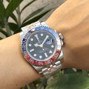 Outdoor natural light photography! Closest match to genuine Coca-Cola red and blue rings! Authentic color-changing rings with 40mm x 13mm diameter. Super ETA movement, stainless steel case and bracelet, sapphire crystal, super luminous hands, bidirectional rotating bezel, folding clasp! Highest quality on the market—strongly recommended by our store as a must-have!