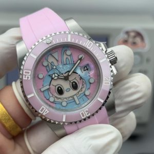 CLEAN➕出品，Rolex&Labubu劳力士Black联名款“拉布布”限量发行字面采用多色油彩表面加上搪瓷使字面更加光亮劳力士 ROLEX -粉色水鬼，40mm搭载一比一超级3135上海一体机芯，整表904L精钢 /搭配ar厂钢带，唯一做到指针夜光/字钉夜光 做到同色 秒针针轴锅盖实心中轴，因为都是第三方工厂加工+自购瑞士 c1+c3夜光粉 ，字钉ip白金电镀 6:陶瓷绿圈采用clean绿圈v4版本 颜色无限接近原装 clean陶瓷类配件 无需赘述 高品质象征 /谨防假clean圈 注意区分温润如玉夜光珠 不死白 采用clean陶瓷圈+夜光珠完美复刻 彻底解决世面上的大部分水鬼痛点，只为极致而生 精致推荐男士机械腕表