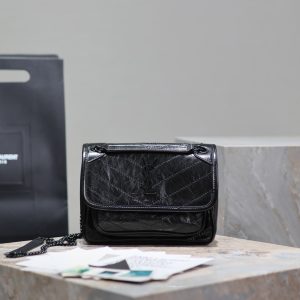 【Genuine Leather】Small Size 22cm_#Black Chain with Black Buckle# The new version of Niki is more practical, featuring an additional D-ring on each side compared to the original design. This extra step enhances its load-bearing capacity! Genuine Leather P950 【Matching Packaging】 Model: 633151 Genuine Leather Dimensions: 22×16.5×12cm