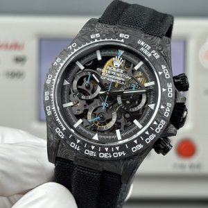 Alternative view of TW Factory ROLEX Cosmograph Daytona Carbon Fiber Custom Edition. This timepiece offers lightweight comfort while maintaining a robust exterior. Each watch features a uniquely patterned carbon fiber material. 【Case】 Dimensions of 40x12.4mm perfectly match the original. TW Factory masterfully crafts the distinctive character of carbon fiber Rolex watches.Exclusively in the market, the entire case, bezel, and caseback are crafted from high-composite carbon fiber and ultra-bright luminous powder. Details undergo hand-finished chamfering and polishing for exceptional texture. 【Bracelet Clasp】The strap features a hand-woven synthetic fiber band, offering breathable comfort and soft texture. 【Movement】Equipped with the latest precise and mature Shanghai 4130 movement, it perfectly delivers powerful functionality—the ultimate value for money!!!