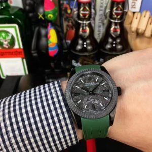 Rolex Carbon Fiber Super Luminova MlLGAUSS Series - Diw Team Custom Edition Each timepiece features a uniquely patterned carbon fiber dial. The CNC forming process of carbon fiber dials incurs significant material loss. The crystal employs a double-sided electroplated high-transparency coating, enhancing the sapphire crystal's clarity by 50%. A superior crystal significantly elevates the overall quality of the watch.