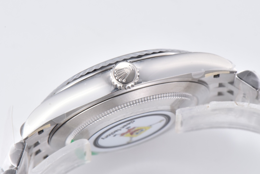 Clean Factory/C Factory Log Series 126334 Diamond Studs/Standard Moissanite No low-end zirconia. Features 3/5-bead bracelet Sunburst dial/Natural mother-of-pearl dial Authentic color and craftsmanship Details down to the prongs sourced from Taiwan Polished edges throughout - Image 9