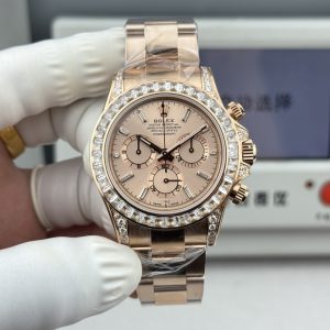 『N+ Factory Daytona』"Hidden Edition" Entry Level: Features built-in Dandong 7750 movement (adjustable for forward/backward time setting). Diamond-set Daytona model at 12.2mm thickness! Perfect 1:1 replica of the original mold!!! Rolex - Daytona Dimensions: 40mm × 12.2mm / Vintage 12.4mm Functions: Hours, Minutes, Seconds, Chronograph Display Movement: 7750 Integrated Caliber "Adjustable for Forward/Reverse" Power Reserve: 72 Hours Crystal:Super Crystal natural sapphire crystal Dial: Original custom dial, high-quality material: 904L stainless steel case, authentic quick-release lugs (not generic factory one-piece case) Bracelet: AR Factory steel bracelet, quality guaranteed Bezel: Dedicated ceramic bezel with platinum-plated coating Luminous: Swiss luminous paint, ultra-bright night visibility Water Resistance: 100 meters   1.The thickness of the Daytona watch is 12.2mm for the latest 2024 model and 12.4mm for older versions. Other market versions use counterfeit 7750 movement plates, achieving reduced thickness by flattening the pin bar. This results in extremely poor stability and cannot match the authenticity of the genuine product.    2. Integrated movement with engraved and electroplated fonts on the back for enhanced brightness.    3. Steel bracelet sourced from the original AR factory. Additionally, the clasp dimensions have been further upgraded.    4. Case back polished to a brighter finish with updated dimensions and bezel curvature.    5. Hands upgraded by Buff Factory: all three small seconds hands and the large seconds hand are individually crafted with solid ferrules, featuring mushroom-shaped domed tips.    6. Ceramic bezel upgraded with platinum-plated lettering to prevent discoloration, featuring enhanced font thickness.    7. Dial matches the latest white version, crafted with Swiss ink and Korean ceramic polishing for a rich, pure milky white finish indistinguishable from the original. Eliminates the "dead white" discoloration common in previous market versions.    8. Each hour marker is individually CNC-machined and hand-polished at the edges. Luminescence uses Swiss phosphorescent powder matching the genuine product's color. The final effect delivers the closest market approximation to the original's luminous visual. 9. Features fully transparent sapphire crystal with no visible edges. N+ continues to deliver premium craftsmanship.