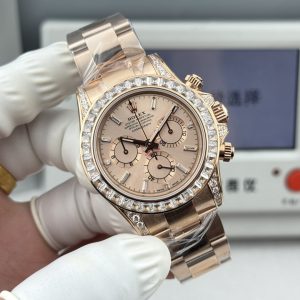 Alternative view of 『N+ Factory Daytona』"Hidden Edition" Entry Level: Features built-in Dandong 7750 movement (adjustable for forward/backward time setting). Diamond-set Daytona model at 12.2mm thickness! Perfect 1:1 replica of the original mold!!! Rolex - Daytona Dimensions: 40mm × 12.2mm / Vintage 12.4mm Functions: Hours, Minutes, Seconds, Chronograph Display Movement: 7750 Integrated Caliber "Adjustable for Forward/Reverse" Power Reserve: 72 Hours Crystal:Super Crystal natural sapphire crystal Dial: Original custom dial, high-quality material: 904L stainless steel case, authentic quick-release lugs (not generic factory one-piece case) Bracelet: AR Factory steel bracelet, quality guaranteed Bezel: Dedicated ceramic bezel with platinum-plated coating Luminous: Swiss luminous paint, ultra-bright night visibility Water Resistance: 100 meters   1.The thickness of the Daytona watch is 12.2mm for the latest 2024 model and 12.4mm for older versions. Other market versions use counterfeit 7750 movement plates, achieving reduced thickness by flattening the pin bar. This results in extremely poor stability and cannot match the authenticity of the genuine product.    2. Integrated movement with engraved and electroplated fonts on the back for enhanced brightness.    3. Steel bracelet sourced from the original AR factory. Additionally, the clasp dimensions have been further upgraded.    4. Case back polished to a brighter finish with updated dimensions and bezel curvature.    5. Hands upgraded by Buff Factory: all three small seconds hands and the large seconds hand are individually crafted with solid ferrules, featuring mushroom-shaped domed tips.    6. Ceramic bezel upgraded with platinum-plated lettering to prevent discoloration, featuring enhanced font thickness.    7. Dial matches the latest white version, crafted with Swiss ink and Korean ceramic polishing for a rich, pure milky white finish indistinguishable from the original. Eliminates the "dead white" discoloration common in previous market versions.    8. Each hour marker is individually CNC-machined and hand-polished at the edges. Luminescence uses Swiss phosphorescent powder matching the genuine product's color. The final effect delivers the closest market approximation to the original's luminous visual. 9. Features fully transparent sapphire crystal with no visible edges. N+ continues to deliver premium craftsmanship.