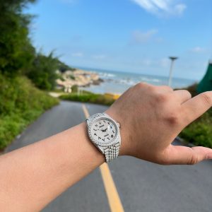 Alternative view of MS Factory Rolex Datejust 1263341-0018 with Full Star Diamond Bezel - 904L Stainless Steel Diamond-Set Special Edition [Bezel] Synthetic gemstones - currently the finest replica available, interchangeable with genuine parts [Case] 41mm diameter matching original dimensions, crafted from premium 904L stainless steel, densely set with top-tier Swarovski crystalsAn interpretation of ultimate luxury, dazzling and radiant, charm unfolding. [Bracelet] Crafted from 904L stainless steel, the bracelet is encrusted with exquisite diamonds, creating a radiant effect and infinite charm! [Movement] Features the latest 3235 integrated movement, identical to the CleananC factory version!