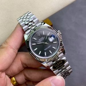 Clean Factory Authentic C Factory New Rolex Datejust Series M126334-022 1: Features a 1:1 Super 3235 integrated movement with 72-hour power reserve. No fake movement decoration. Extremely stable movement. 2: Full 904L stainless steel case /paired with AR factory steel bracelet and IP vacuum-plated platinum bezel / Free replacement for fading 3: Gray dial nearly identical to genuine 4: Market's only authentic calendar font; subsequent 1-31 date fonts individually verified against genuine 5: Only replica achieving luminous hands/indexes in matching color—all processed by third-party factories + self-sourced Swiss C1+C3 luminous powder. 6: Indexes/crown logo studs feature full platinum electroplating. Though clean styles are scarce, nearly every piece is a masterpiece. Completely resolves most Datejust pain points—crafted for perfection. Clean-Datejust