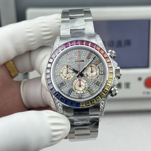 『N+ Factory Daytona』"Rainbow Daytona🌈" Entry Level: Built-in Dandong 7750 movement (adjustable for forward/backward time setting). Rainbow Daytona thickness: 12.2mm! Perfect 1:1 replica molded from the original!!! Rolex Daytona Dimensions: 40mm × 12.2mm / Vintage 12.4mm Functions: Hours, Minutes, Seconds, Chronograph Display Movement: 7750 Integrated "Adjustable Chronograph" Power Reserve: 72 Hours Crystal:Super Crystal natural sapphire Dial: Original custom dial, high-quality material: 904L stainless steel case, original-match quick-release lugs, not small factory one-piece ordinary case Bracelet: AR factory steel bracelet, quality guaranteed Bezel: Dedicated ceramic bezel with platinum-plated film Luminous: Swiss luminous paint, ultra-strong night light Water resistance: 100 meters   1.The thickness of the Daytona watch is 12.2mm for the latest 2024 model and 12.4mm for older versions. Other market versions use counterfeit 7750 movement plates, achieving reduced thickness by flattening the pin bar. This results in extremely poor stability and cannot match the authenticity of the genuine piece.    2. Integrated movement with engraved and electroplated fonts on the back for enhanced brightness.    3. Steel bracelet sourced from the original AR factory. Additionally, the clasp has been upgraded with improved proportions and dimensions.    4. Case back now features enhanced polishing, brighter finish, and optimized bezel curvature.    5. Hands upgraded by Buff Factory: all three small seconds hands and the large seconds hand are individually crafted with solid shafts. The cap features a distinctive mushroom-shaped rounded tip.    6. Ceramic bezel upgraded with platinum-plated lettering to prevent discoloration, featuring enhanced font thickness.    7. Dial matches the latest white version, crafted with Swiss ink and Korean ceramic polishing for a rich, pure milky white finish indistinguishable from the original. Eliminates the "dead white" discoloration common in previous market versions.    8. Each hour marker is individually CNC-machined and hand-polished at the edges. Luminescence uses Swiss phosphorescent powder matching the genuine product's color. The final effect delivers the closest market approximation to the original's luminous visual effect. 9. Features fully transparent sapphire crystal with no visible edges. N+ continues to deliver premium craftsmanship.