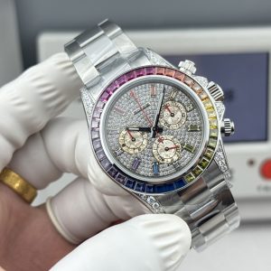 Alternative view of 『N+ Factory Daytona』"Rainbow Daytona🌈" Entry Level: Built-in Dandong 7750 movement (adjustable for forward/backward time setting). Rainbow Daytona thickness: 12.2mm! Perfect 1:1 replica molded from the original!!! Rolex Daytona Dimensions: 40mm × 12.2mm / Vintage 12.4mm Functions: Hours, Minutes, Seconds, Chronograph Display Movement: 7750 Integrated "Adjustable Chronograph" Power Reserve: 72 Hours Crystal:Super Crystal natural sapphire Dial: Original custom dial, high-quality material: 904L stainless steel case, original-match quick-release lugs, not small factory one-piece ordinary case Bracelet: AR factory steel bracelet, quality guaranteed Bezel: Dedicated ceramic bezel with platinum-plated film Luminous: Swiss luminous paint, ultra-strong night light Water resistance: 100 meters   1.The thickness of the Daytona watch is 12.2mm for the latest 2024 model and 12.4mm for older versions. Other market versions use counterfeit 7750 movement plates, achieving reduced thickness by flattening the pin bar. This results in extremely poor stability and cannot match the authenticity of the genuine piece.    2. Integrated movement with engraved and electroplated fonts on the back for enhanced brightness.    3. Steel bracelet sourced from the original AR factory. Additionally, the clasp has been upgraded with improved proportions and dimensions.    4. Case back now features enhanced polishing, brighter finish, and optimized bezel curvature.    5. Hands upgraded by Buff Factory: all three small seconds hands and the large seconds hand are individually crafted with solid shafts. The cap features a distinctive mushroom-shaped rounded tip.    6. Ceramic bezel upgraded with platinum-plated lettering to prevent discoloration, featuring enhanced font thickness.    7. Dial matches the latest white version, crafted with Swiss ink and Korean ceramic polishing for a rich, pure milky white finish indistinguishable from the original. Eliminates the "dead white" discoloration common in previous market versions.    8. Each hour marker is individually CNC-machined and hand-polished at the edges. Luminescence uses Swiss phosphorescent powder matching the genuine product's color. The final effect delivers the closest market approximation to the original's luminous visual effect. 9. Features fully transparent sapphire crystal with no visible edges. N+ continues to deliver premium craftsmanship.