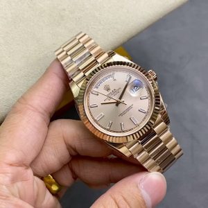 EW Factory's Masterpiece: V2 Upgrade Edition Rolex Day-Date 40mm Ultimate Version Features the authentic 3255 automatic mechanical movement (228239 series), 40mm diameter, developed over 16 months! Molded 1:1 from the original. Key upgrades include: 1. Case diameter matches the 2019 latest 3255 series at 40mm.2. Bracelet end links precisely match the genuine version, featuring a highly complex 5-piece assembly. Seamless interlocking design between bracelet and case.3. The crown base has been modified to feature two dots, matching the authentic design. 4. The clasp incorporates an internal spring, with font size and craftsmanship identical to the original. 5. The case side includes an anti-counterfeiting QR code, matching the authentic version, and the caseback features an inspection QR code. 6. The case number 228239 is engraved on the case where it meets the bracelet, matching the authentic model.7. The inner bezel engraves the serial number matching the warranty card, adhering to the authentic "one watch, one card, one code" principle (absolutely no duplication). 8. Includes the complete original accessory set (warranty card, instruction manual, model barcode matching the genuine article). Full packaging identical to the authentic version (the genuine one-to-one Sunday Calendar model available on the market). EW's sincere creation—welcome to all watch enthusiasts for appraisal!