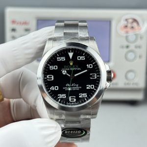 New Rolex Air-King model, latest release 🉐, Rolex Air-King series, ultra-high value-for-money new Air-King watch. Watch ⌚️ reference: 6R3699V6, Watch ⌚️ clasp code: 7CD!The latest Rolex Air-King model of the year, 40mm, featuring the only "authentic Rolex green" hands and green logo dial! Three-dimensional numerals, ultra-bright Swiss luminous coating, 6-digit crown logo (integrated 3230 movement without date aperture, reverse-adjusting hour hand). This high-value Air-King pays homage to aviation's golden age of the 1930s.British aviator Charles Douglas Barnard, a pioneering figure of the era who set multiple flight records, once remarked about the Oyster watch: "This timepiece performs exceptionally well, particularly suited for aviation. I intend to wear it on all my future long-distance flights."The Air-King embodies Rolex's unique connection with aviation in the 1930s. This golden age saw rapid advancements in aircraft performance, expanding flight routes, and the introduction of long-haul journeys. Featuring a distinctive black dial, the Air-King displays oversized Arabic numerals at 3, 6, and 9 o'clock, with prominently marked minute indices for clear readability during flight.The "Air-King" inscription on the dial uses a font specifically designed for the original watch in the 1950s. The Air-King pays tribute to aviation pioneers and celebrates the Oyster watch's significant role in aviation history.The 40mm Oystersteel case, paired with a solid-link Oyster bracelet and distinctive black dial, perpetuates the Air-King's lineage from the original Rolex Oyster watches and their aviation heritage. Watch reference 6R3699V6, bracelet code 7CD, comes with a custom-made three-in-one case with NFC for the premium version.