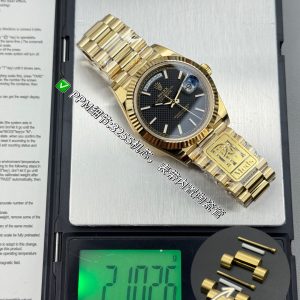 PPM Mods Weighted DD - Ceiling-Level 'Rolex DD Day-Date' PPM's replica redefines the weighted DD version with genuine original molds for strap color, dial color, watch weight, and thickness. The strap incorporates ceramic tubes compatible with authentic models—this is not a compromised replica, but a comprehensive leap in materials and craftsmanship!Rejecting "market-grade" imitations, every gram of weight (precise 209g-212g) and every millimeter of thickness fights for the dignity of the original. Bracelet: Authentic 3mm thickness Weight: Approx. 107g (non-extended) 🈚 Ceramic tube version ±1-2g.Case: Original thickness: 12.3mm (non-thickened) Weight: Original 3255: 102g; Optional 2836: ±1g. Overall weight for entire series: 209g-212g. ⚠️"Excludes diamond-set models." Authentic thickness achieved through monolithic forging of high-density aerospace-grade military alloy, with hardness rivaling 18K gold!Exclusive vacuum ion-plated gold technology delivers a luster infinitely close to 18K gold's signature warm texture, offering scratch resistance and durability. Precisely replicates every link's form, thickness, and curvature of the genuine strap. Dial: Features original-grade raised ink, matching the top-tier dial craftsmanship of the factory. Sharp hands, full hour markers, and uniform luminescence.Movement options: Premium Edition 2836 or 3255 integrated movement (±72-hour power reserve) available for your selection!