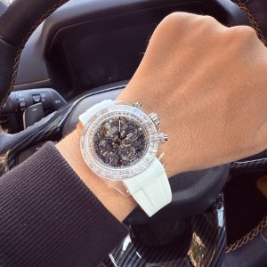 TW Factory ROLEX Cosmograph Daytona Carbon Fiber Custom Edition. This timepiece offers lightweight comfort while maintaining a robust exterior. Each watch features a uniquely patterned carbon fiber material. 【Case】 Dimensions of 40x12.4mm perfectly match the original. TW Factory masterfully crafts the distinctive character of carbon fiber Rolex watches.Exclusively in the market, the entire case, bezel, and caseback are crafted from high-composite carbon fiber and ultra-bright luminous powder. Details undergo hand-finished chamfering and polishing for exceptional texture. 【Bracelet Clasp】The strap features a hand-woven synthetic fiber band, offering breathable comfort and soft texture. 【Movement】Equipped with the latest precise and mature 4802 movement, it perfectly delivers powerful functionality—the ultimate value for money!!!