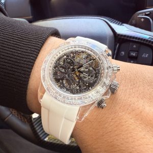 Alternative view of TW Factory ROLEX Cosmograph Daytona Carbon Fiber Custom Edition. This timepiece offers lightweight comfort while maintaining a robust exterior. Each watch features a uniquely patterned carbon fiber material. 【Case】 Dimensions of 40x12.4mm perfectly match the original. TW Factory masterfully crafts the distinctive character of carbon fiber Rolex watches.Exclusively in the market, the entire case, bezel, and caseback are crafted from high-composite carbon fiber and ultra-bright luminous powder. Details undergo hand-finished chamfering and polishing for exceptional texture. 【Bracelet Clasp】The strap features a hand-woven synthetic fiber band, offering breathable comfort and soft texture. 【Movement】Equipped with the latest precise and mature 4802 movement, it perfectly delivers powerful functionality—the ultimate value for money!!!