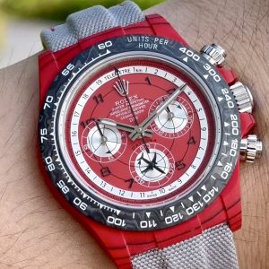 TW Factory ROLEX Cosmograph Daytona Carbon Fiber Custom Edition. This timepiece offers lightweight comfort with a rugged exterior, featuring a unique carbon fiber pattern on every watch. 【Case】 Dimensions of 40x12.4mm perfectly match the original. TW Factory masterfully crafts the distinctive character of carbon fiber Rolex.Exclusively in the market, the entire case, bezel, and caseback are crafted from high-composite carbon fiber and ultra-bright luminous powder. Meticulous hand-polishing and chamfering enhance every detail, delivering exceptional texture.【Bracelet Clasp】The strap is crafted from synthetic fiber webbing, offering breathable comfort and a soft texture. 【Movement】Features the latest precise and mature 4801 movement (functionality and thickness identical to the 4130), perfectly delivering powerful functionality—the ultimate value for money!!!