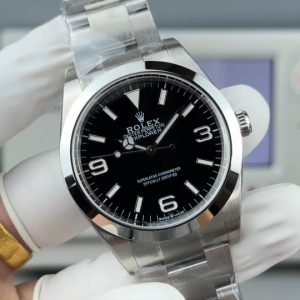 VS Rolex Explorer II Ref. 214270, 39mm, Triple-Function with NFC Card This Explorer II features case code 34Y6Y958 and clasp code R3L. Model: Ref. 214270 Size: 39mm Movement: 3132 integrated movement(Not a low-grade version from small factories; the movement features a date position and an empty position). Image labeling error ❌  Although this model isn't new, and various factories have produced it before, none were particularly well-made—some even had details that were completely off-spec. Driven by personal sentiment, we specially crafted this 39mm Explorer.A VS Factory creation guarantees premium quality. Though featuring an aperture-style bezel, its craftsmanship is anything but simple—especially the dial's numerals, which demand precise shaping, balanced polishing, and meticulous luminous filling. It also incorporates Rolex's signature Mercedes-style diving hands. The Explorer can be seen as an upgraded version of the Oyster Perpetual, yet without the Submariner's flashiness.It's understated and refined—a highly collectible timepiece. Watch ⌚️ code: 34Y6Y958. Clasp ⌚️ code: R3L. Customized US version with matching three codes, complete with NFC. Its authenticity simulation speaks for itself. A genuine vs. replica comparison will follow for connoisseurs to appreciate.