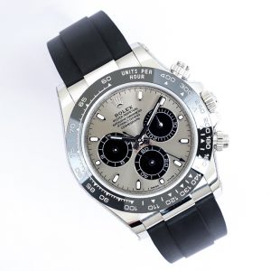 Alternative view of Rolex Cosmograph Daytona 1⃣️ Monobloc black Cerachrom ceramic bezel with integrated cast tachymeter scale; 2⃣️ Authentic thickness: 40mm case diameter; 3⃣️ Polished hour markers; Premium Swiss ice-blue luminescence, identical to Rolex factory luminous;4⃣️ Superluminova 904L steel construction; Sapphire crystal; 5⃣️ Bracelet: Fluorocarbon rubber strap, each meticulously matched to the case for ultimate wrist comfort.