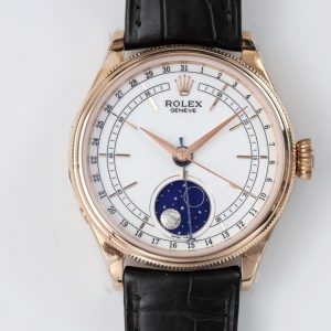 Rolex Cellini M50535-0002 makes a stunning debut! This product features an authentic mold and boasts the following key characteristics: 【Appearance】Utilizing an original mold, it achieves far more authentic proportions and detailed specifications than typical market-drawn replicas, enhancing the three-dimensional, full-bodied appearance of the precious metal hallmark on the caseback.【Dial】Diamond-cut hour markers deliver superior smoothness, reflecting precious metal luster from every angle. The meteorite moon phase at 6 o'clock stands as the most textured and authentic three-dimensional moon phase among all replicas. 【Function】Equipped with a custom Cal.3195 movement, the function cabinet allows independent adjustment of hour and date hands. A quick-set button at 8 o'clock is complemented by a dedicated hand-setting tool.【Strap】The strap is crafted from custom-made alligator leather. Both the color and texture of the leather have been remolded to match the genuine leather, featuring hand-stitched seams and a soft, comfortable feel on both sides.