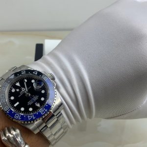 Royal Authentic Footage: Rolex GMT-Master II Black & Blue Bezel Men's Watch Video Appreciation A style beloved by countless Rolex enthusiasts.