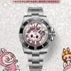 CLEAN➕出品，Rolex&Labubu劳力士Black联名款“拉布布”限量发行字面采用多色油彩表面加上搪瓷使字面更加光亮劳力士 ROLEX -粉色水鬼，40mm搭载一比一超级3135上海一体机芯，整表904L精钢 /搭配ar厂钢带，唯一做到指针夜光/字钉夜光 做到同色 秒针针轴锅盖实心中轴，因为都是第三方工厂加工+自购瑞士 c1+c3夜光粉 ，字钉ip白金电镀 6:陶瓷绿圈采用clean绿圈v4版本 颜色无限接近原装 clean陶瓷类配件 无需赘述 高品质象征 /谨防假clean圈 注意区分温润如玉夜光珠 不死白 采用clean陶瓷圈+夜光珠完美复刻 彻底解决世面上的大部分水鬼痛点，只为极致而生 精致推荐男士机械腕表