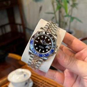 The N+ version Rolex GMT "Coca-Cola Bezel" can be upgraded to reveal "full red luminescence" under ultraviolet light—the official 2023 version's latest authentication standard. Available with either the 3186 or 3285 movement!1⃣️ Movement: Identical to the original GMT dual-time zone hand positioned on the second layer above the base hour hand. Layering from bottom to top: hour hand - dual-time zone hand - minute hand - second hand. Features the same calendar adjustment via hour hand quick-set function as the authentic model.2⃣️ Bracelet: Crafted from German-imported 904L steel. Brushed sections feature clear, polished transitions. Seamless integration at the top where bracelet meets case. Bracelet and case fit without gaps. Bracelet/top aligns flush with case, matching the genuine article. We uphold our commitment to never substitute with ordinary steel.3⃣️ Luminescence: Utilizes imported Swiss C3 super-luminescent powder, matching the original brightness. Fonts are printed in 3D with dimensions identical to the genuine version. 4⃣️ Crystal:The junction between the crystal and case is completely transparent with no visible white edges. Crystal clarity matches the original's translucent base. The calendar window protrusion replicates the genuine piece. 5⃣️ Ceramic Bezel: Features third-generation genuine ceramic in red-blue (purple light detectable)/black-blue/black variants. The monolithic ceramic construction currently offers the closest match to authentic color and transparency. The bezel has been rated by top reviewers across platforms as the strongest premium-grade product.